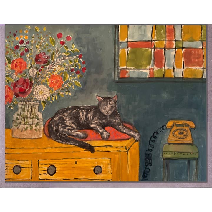 Chat sur une commode jaune. Brenda Olson pour la vente par Blueberry Road Cards