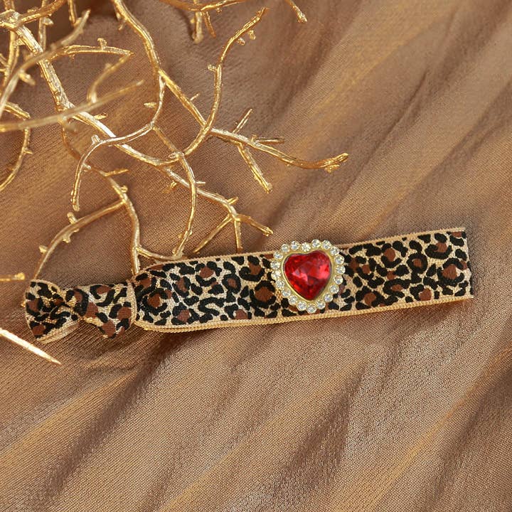 Bracciale leopardato con ciondolo a cuore strass rosso per la vendita all'ingrosso da parte di Love Ibiza