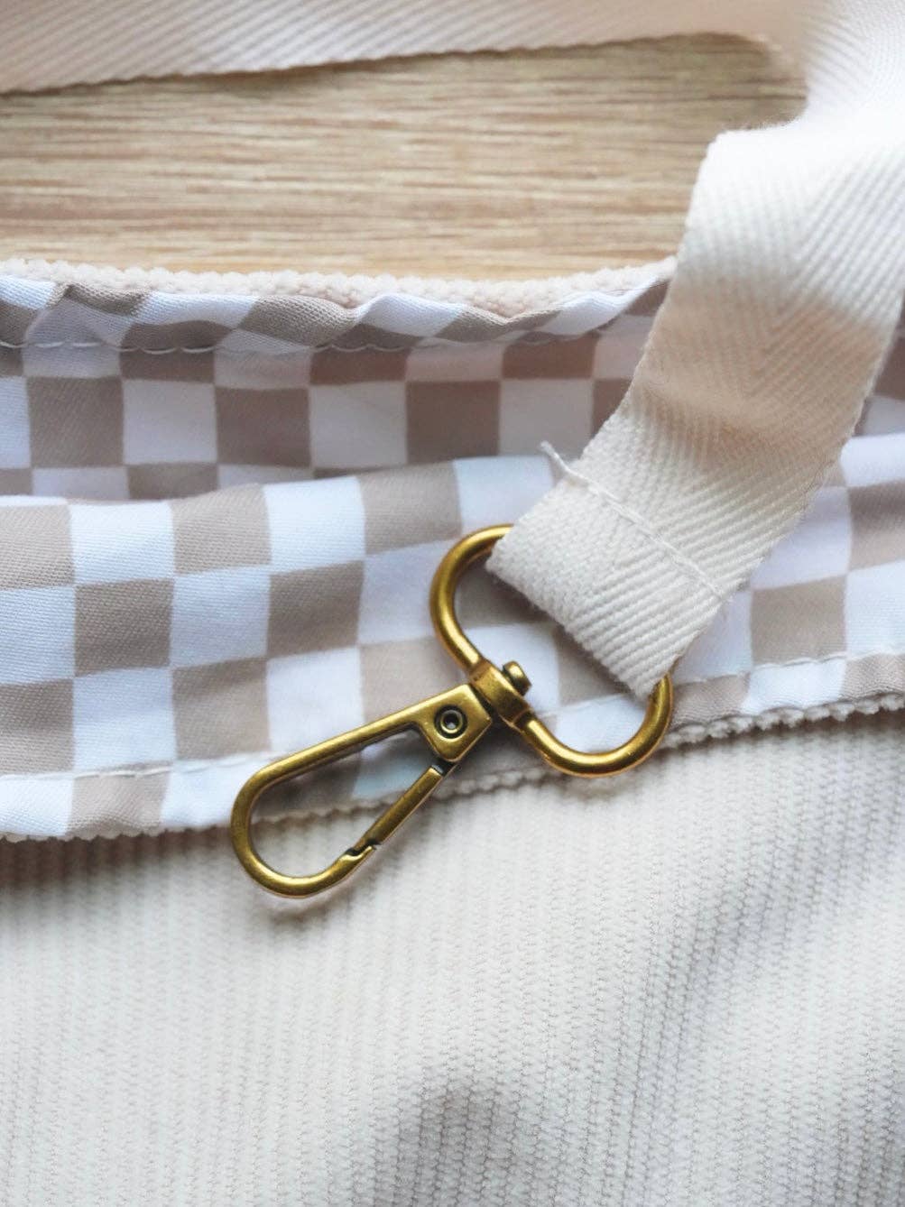 Bianco e Abbronzatura Marsupio portapet 'Tucker' di Moxxie in vendita all'ingrosso su Faire8