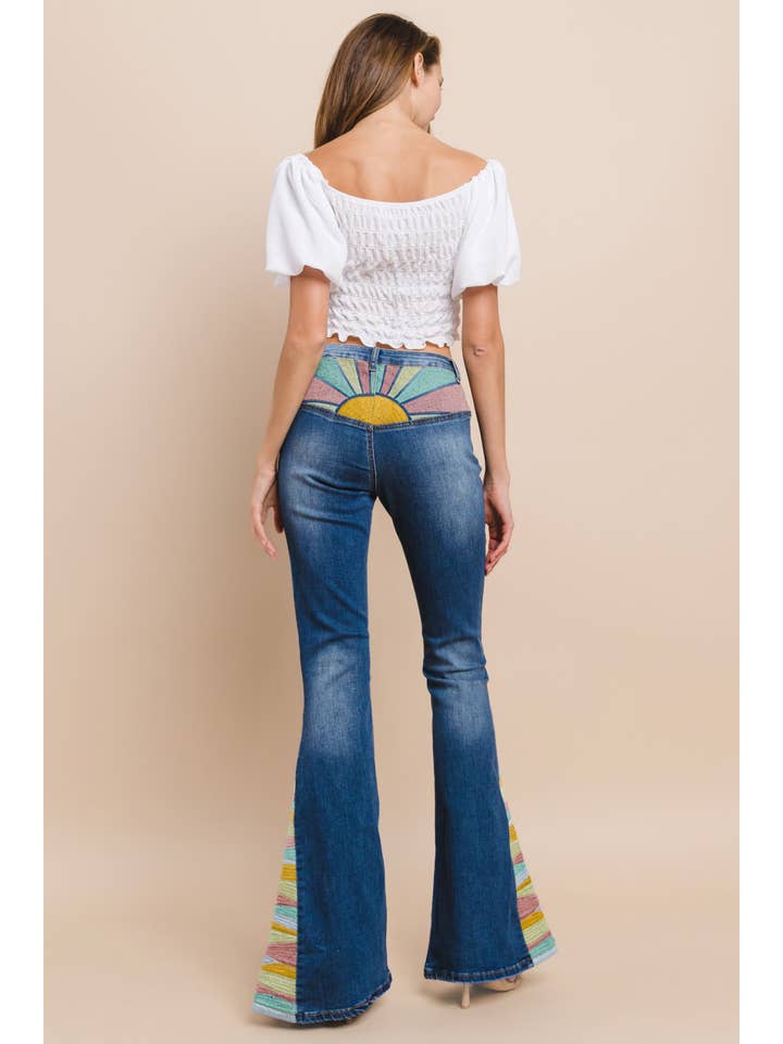 WISTERIA LANE - Wholesale Jeans - Dames - BOOTSNEDE JEANS MET KLOKBODEM EN BORDUURSEL BIJ ZONSOPGANG - 234510