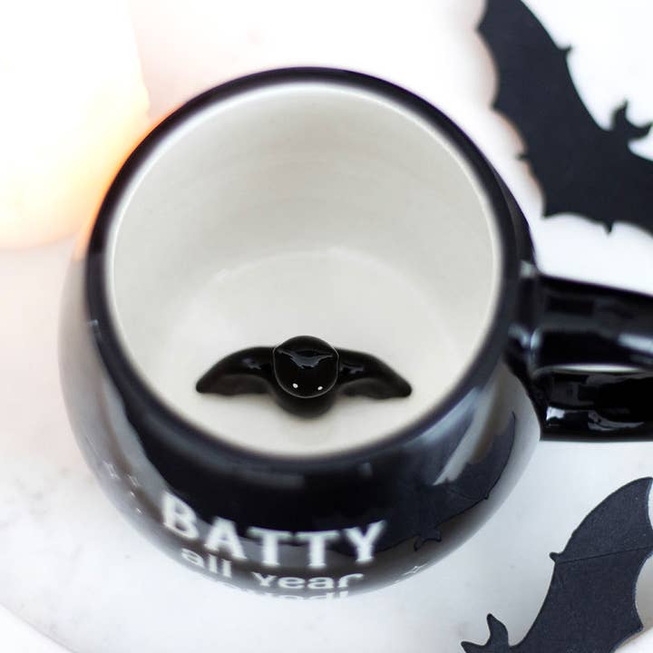 Something Different Wholesale - Vente Tasse à café - Tasse Peekaboo arrondie Gothic Halloween Batty All Year Round1