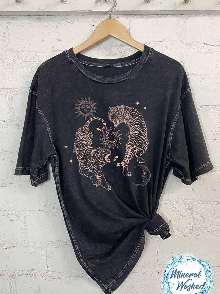 TIGRE SOLEIL ET LUNE pour la vente par Rustee Clothing