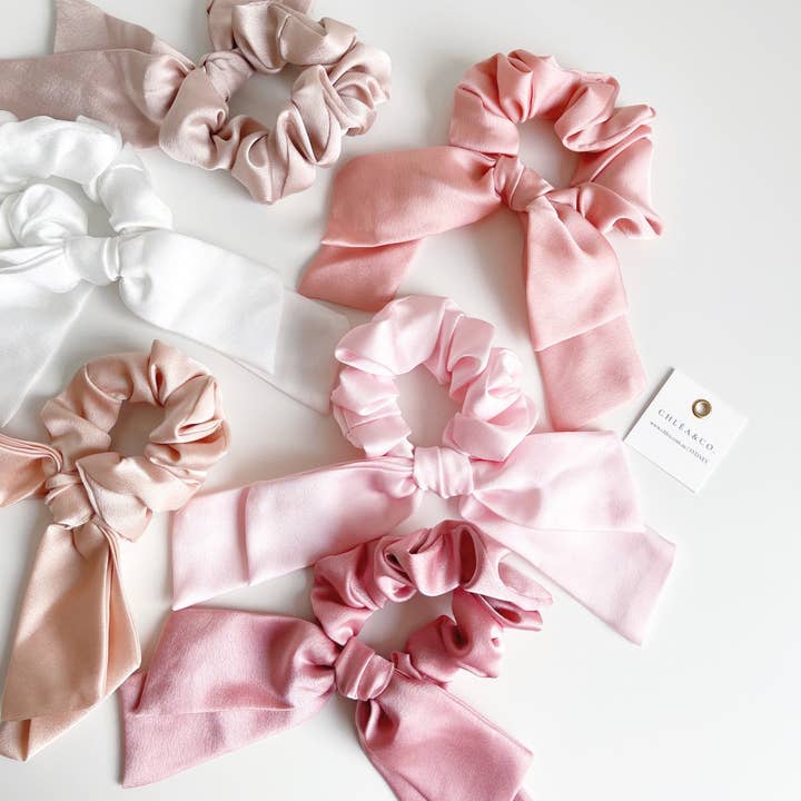 Chouchou en satin à longue traîne pour la vente par Chlea & Co.