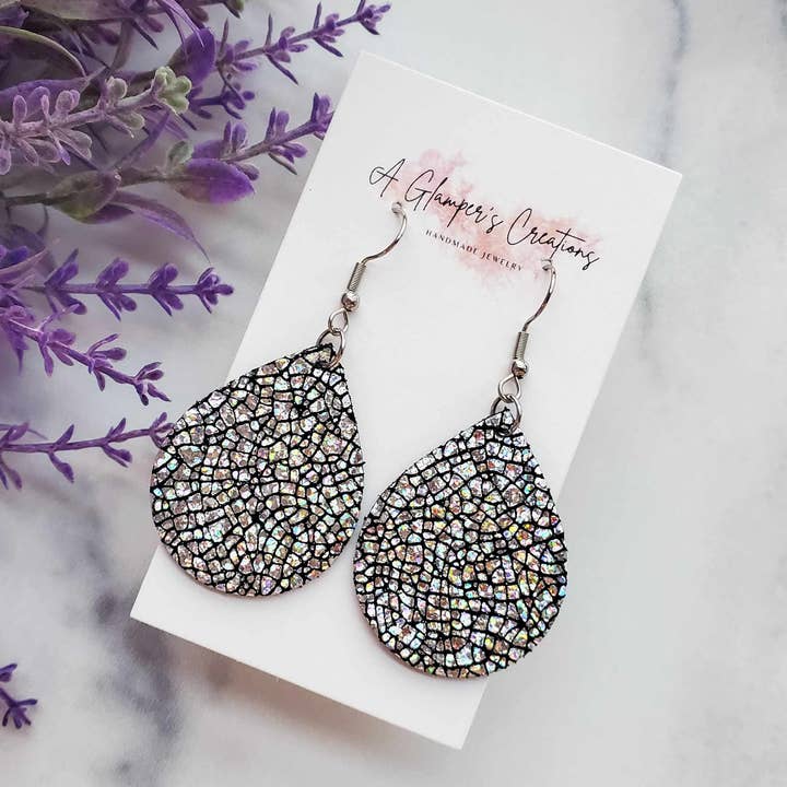 A Glamper's Creations LLC – wholesale Hängande örhängen – Silverknäckt is på svarta knubbiga tårläderörhängen1