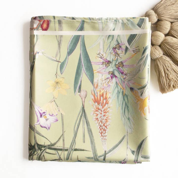 Chemin de table Fiori verde pour la vente par OSLÉ HOME DECOR