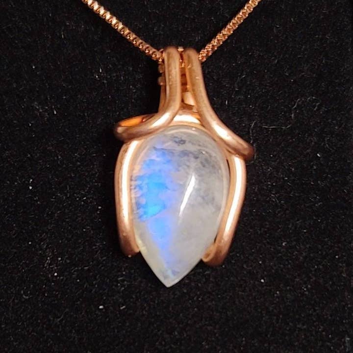Mit Draht umwickelter Mini-Regenbogen-Mondstein-Anhänger | Boho-Schmuck | zierlicher Anhänger | Kristalldraht-Wickelkette für den Großhandel von Spirit Elevations