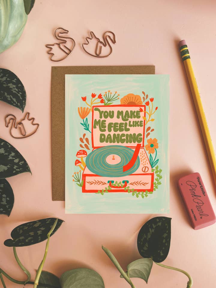 Me haces sentir ganas de bailar - Tarjeta de felicitación retro para venta al por mayor de Dream Folk Studio