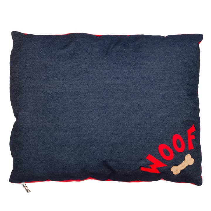 Panier pour chien en denim avec lettres WOOF rouges et motif d'os beige. pour la vente par Creature Clothes
