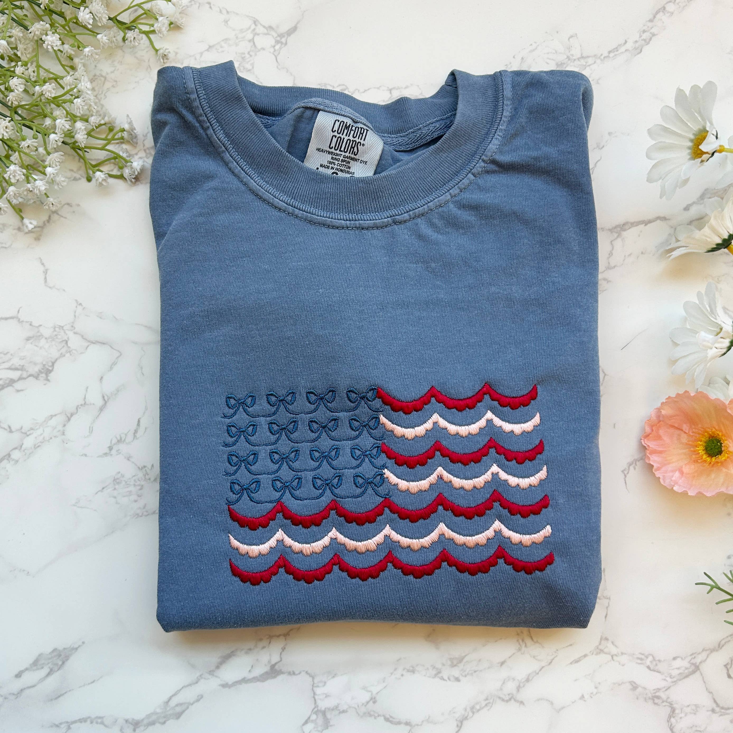 Plantiful Design Co - Vente T-shirt – femme - T-shirt drapeau américain du 4 juillet avec nœud coquet brodé1