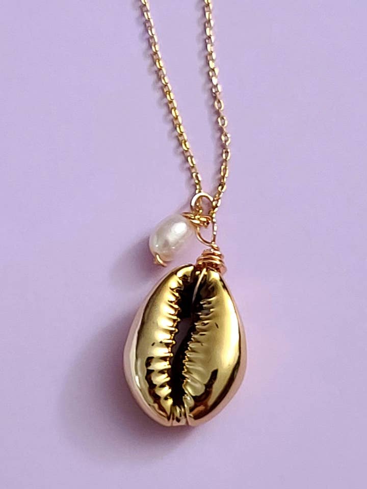 Gold Cowrie Pearl Necklace for wholesale by ilaments