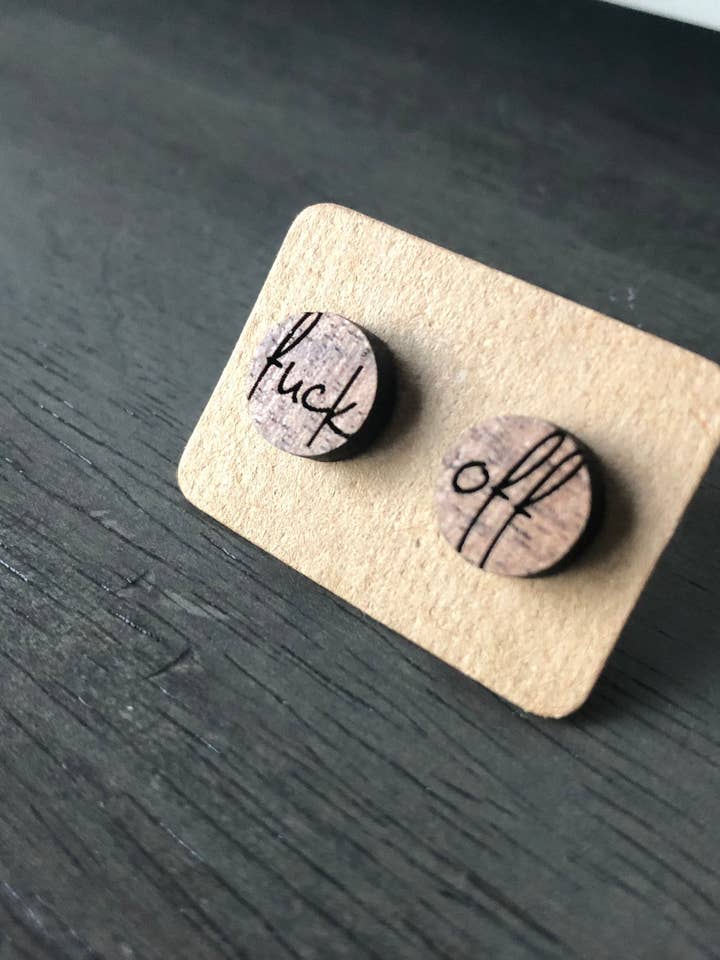 Vete a la carajo. Pendientes divertidos para adultos. Pendientes de madera Láser Engra para venta al por mayor de Willow And The Wolf Co