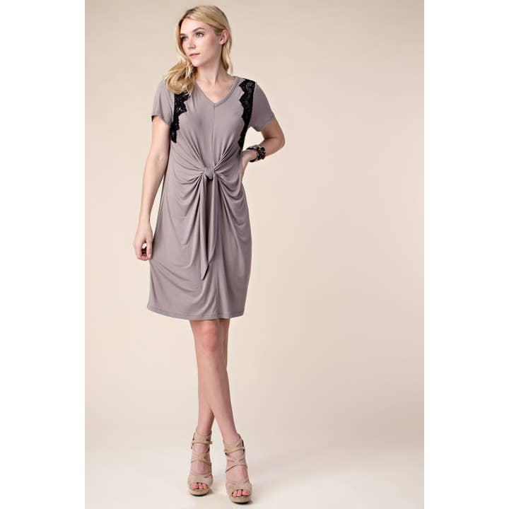 ROBE MINI EN MAILLE AVEC NŒUD DEVANT ET DENTELLE AU CROCHET pour la vente par VOCAL