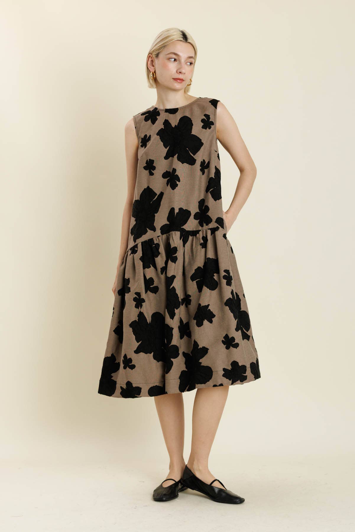 TAUPE AD2186 - JACQUARD-MIDIKLEID MIT TIEFEM TAILLENANSATZ für den Großhandel auf Faire