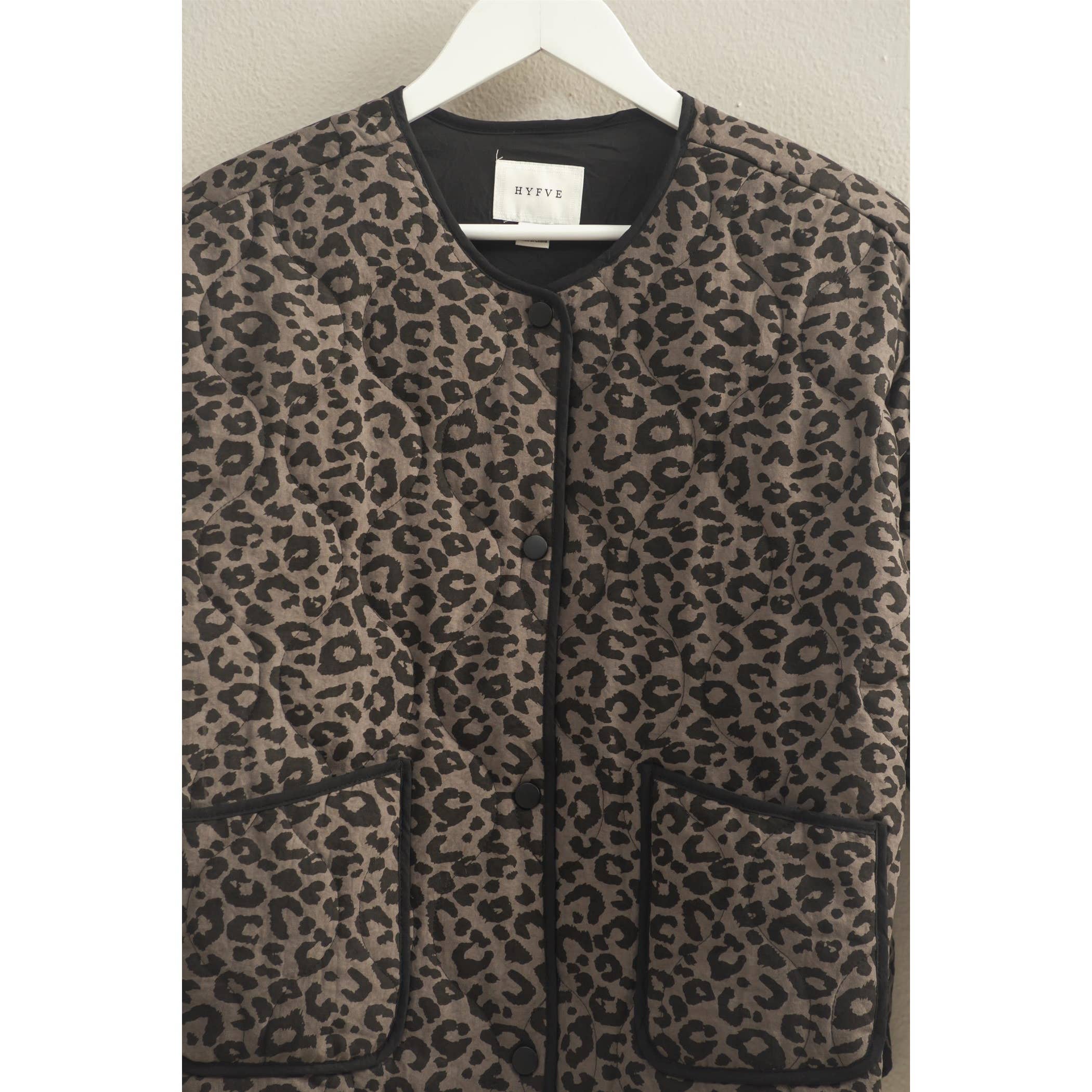 HYFVE – wholesale Dunjacka - Dam – Leopardmönstrad vadderad puffjacka11