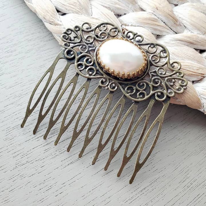 Peineta de Perlas de Estilo Vintage en Bronce Antiguo para venta al por mayor de The Wild Poppy Jewelry Co.