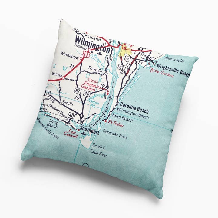 Kure Beach Carolina Beach Caroline du Nord Carte Oreiller pour la vente par Daisy Mae Designs