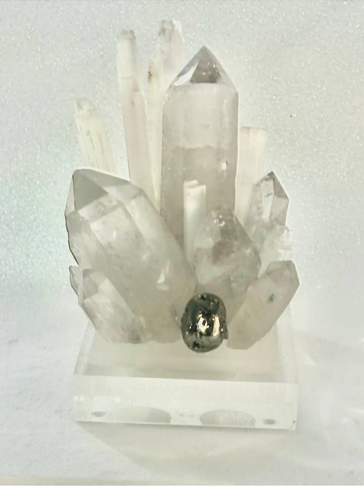 Kvarts krystal piedestal på akrylbase for engroshandel hos Nate Ricketts Design