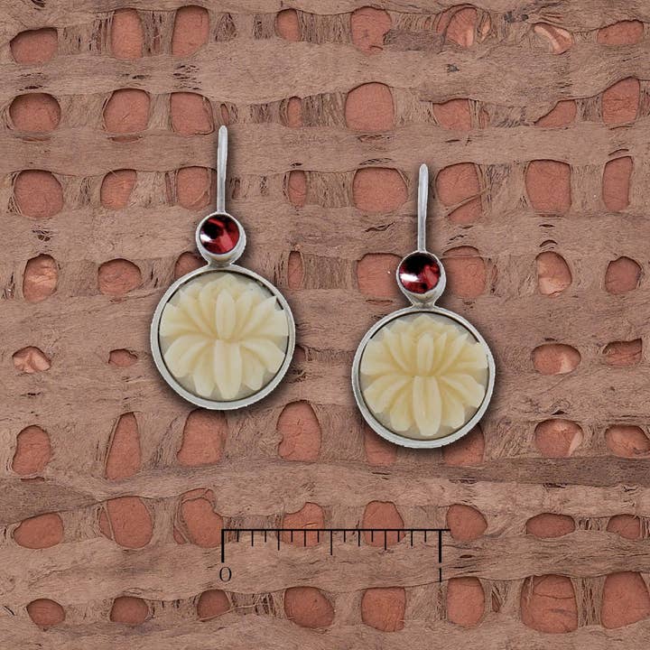 Orecchini Tagua «Lotus» con granato per la vendita all'ingrosso da parte di Tidepool