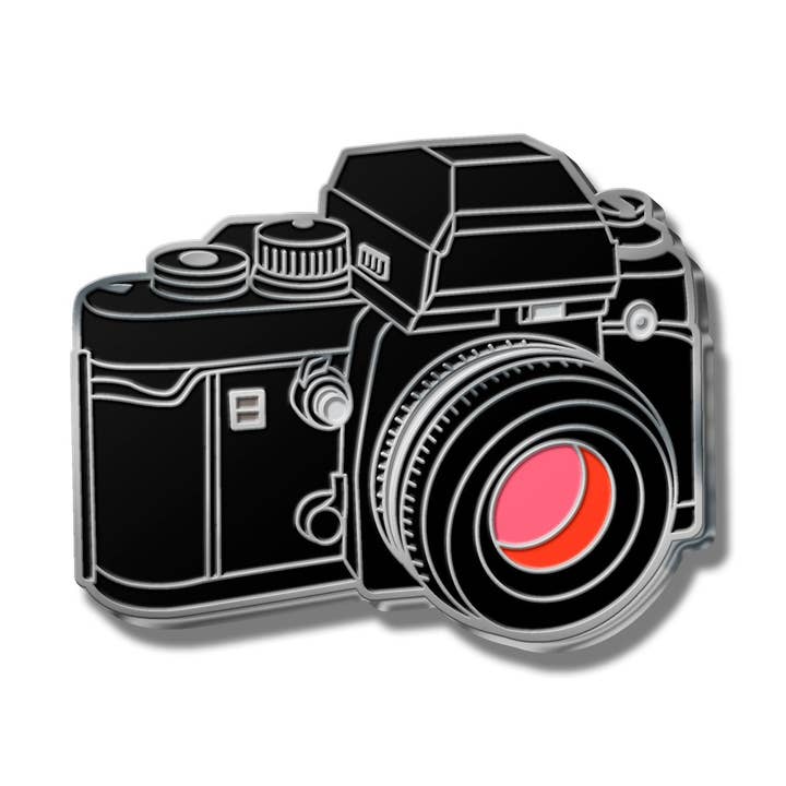 Épingle en émail appareil photo reflex. pour la vente par Popcorn Custom Products
