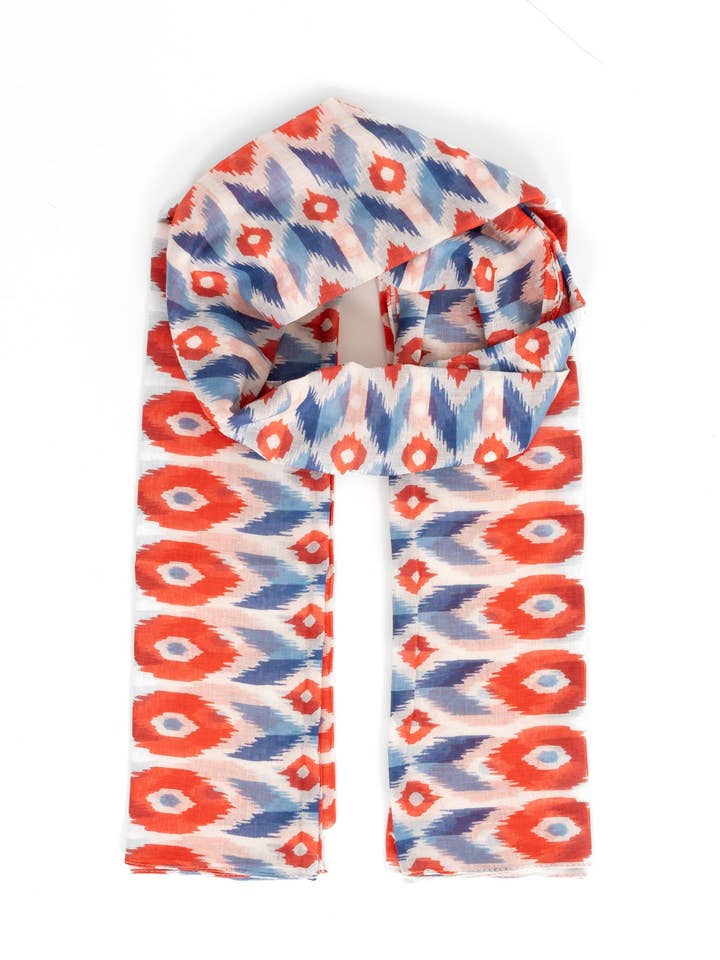 Pañuelo ligero Ayla con estampado ikat en rojo y azul para venta al por mayor de Sarta Accessories