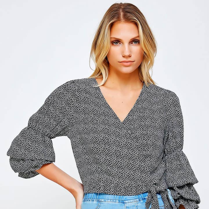 TOP COURT IMPRIMÉ FLORAL À MANCHES VOLANTÉES SURPLICE pour la vente par Sweet Generis