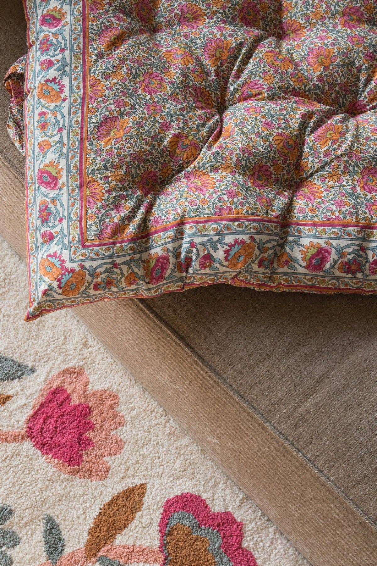 Giardino d'Inverno d'Avorio Materasso da pavimento spesso con fiori rosa, arancioni e verdi in vendita all'ingrosso su Faire1