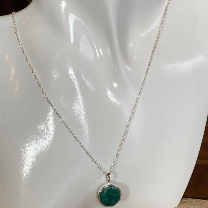 Asia West – wholesale Hänge-/berlockhalsband – Rå smaragd stor hänge 20" Sterling Silver halsband