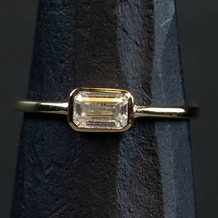 El anillo de compromiso Suzanne - Moissanita para venta al por mayor de The Wild Diamond