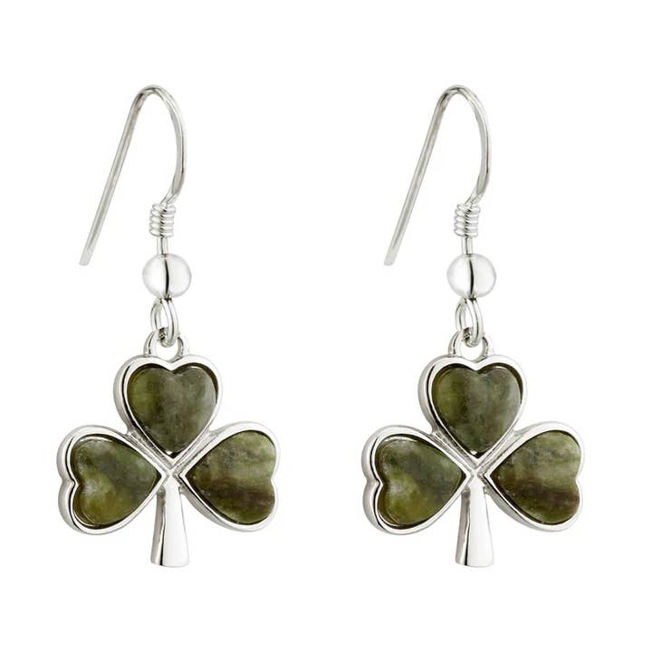 Pendientes colgantes de trébol de mármol de Connemara con rodio para venta al por mayor de Dublin Gift Company