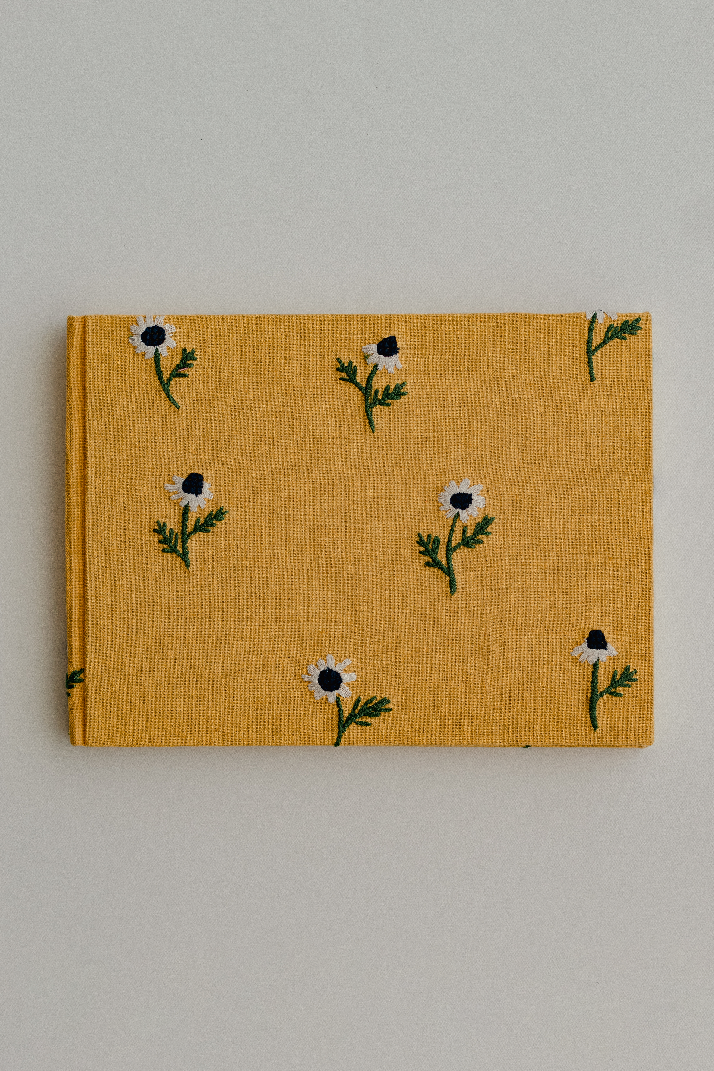 ESENCIAL HOGAR - Wholesale Guest Book - Manzanilla Mustard Guest Book2