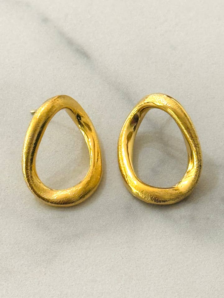 Stora gap borstade guldörhängen för wholesale av Cassette Barcelona