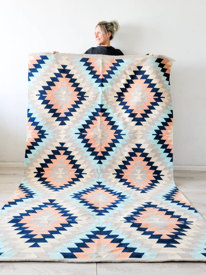 Tapis Kilim tissé à la main en laine colorée Lena pour la vente par Mumo Toronto Inc