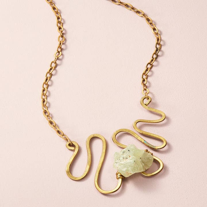 Skulpturala uttalande Halsband። Mässing + Raw Prehnite för wholesale av Kate Stephen Jewelry