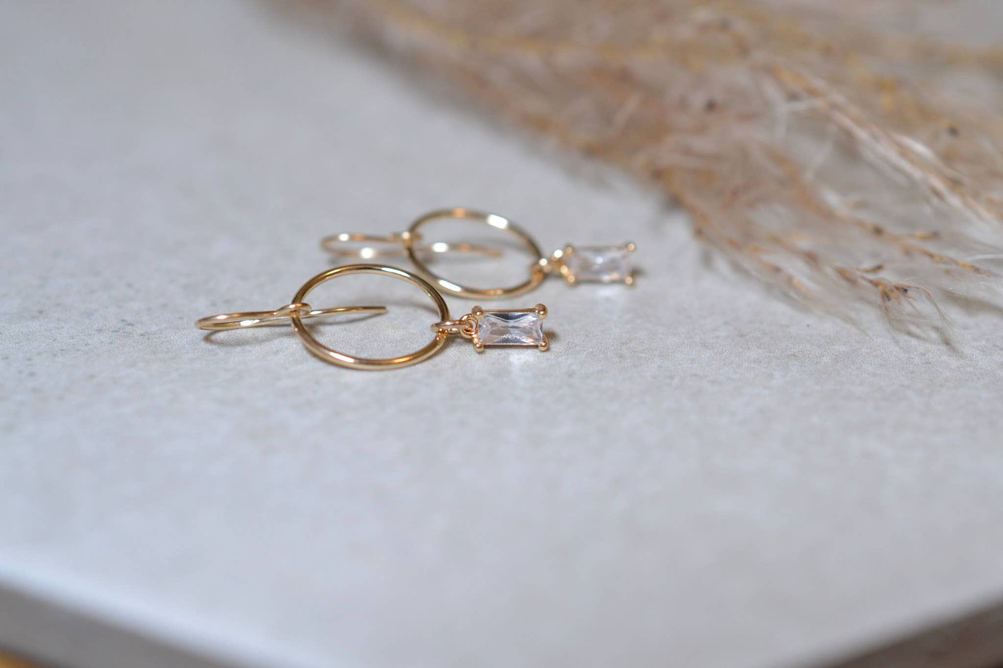 Sela+Sage - Wholesale Hangende/ronde oorbellen - Baguette CZ, Rechthoekige Druppels met Lichtgewicht Cirkels4