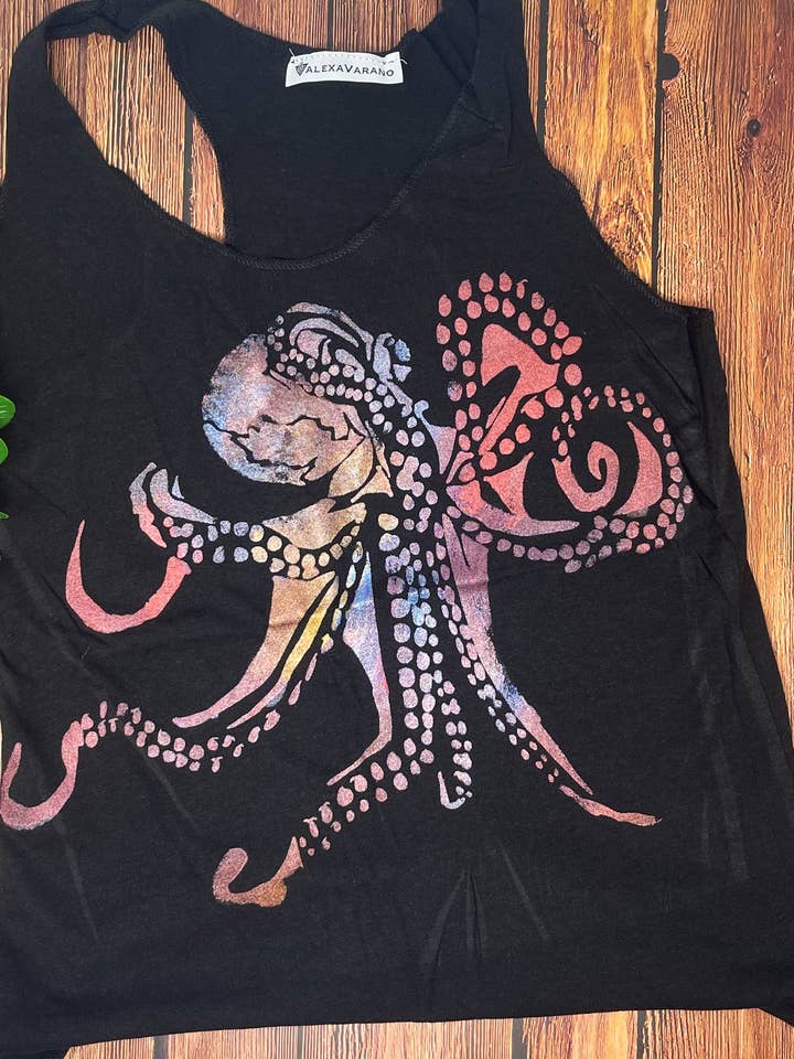 Octopus '22 handgeschilderde damestanktop met ruwe rand voor wholesale door Third Wolf Designs