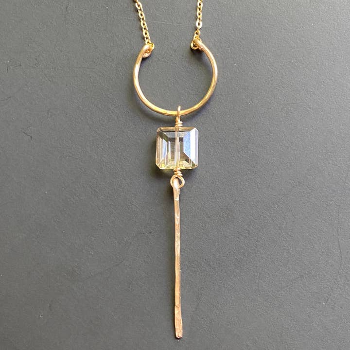 Collana a mezzaluna in ottone dorato martellato con cristalli quadrati per la vendita all'ingrosso da parte di Marble Designs Jewelry