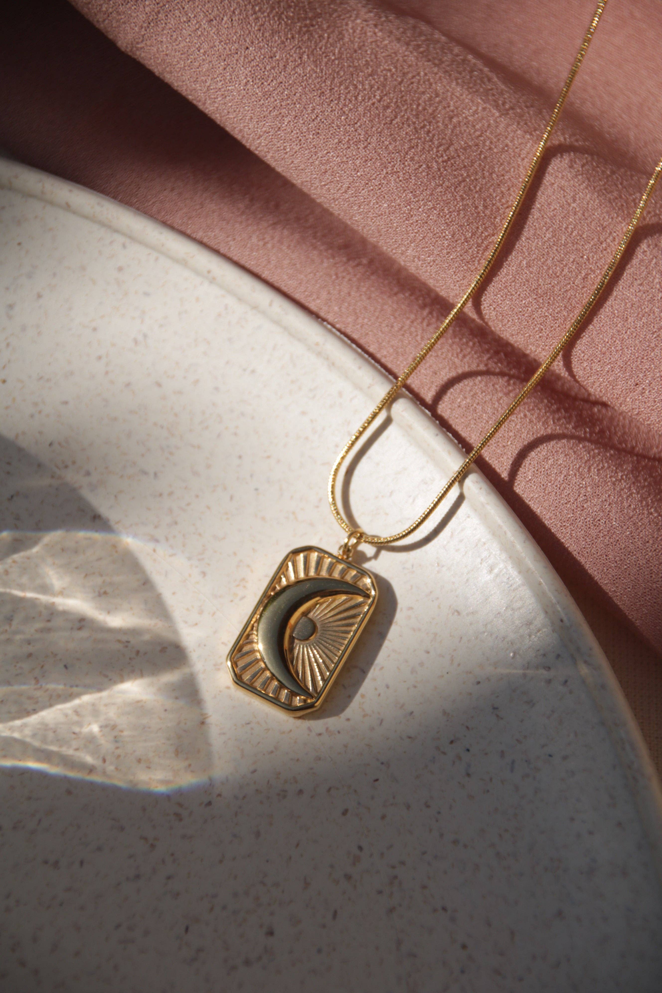 Positiva Jewelry – Engroshandel Halskæde med vedhæng – 18k forgyldt halskæde i rustfrit stål med månevedhæng2