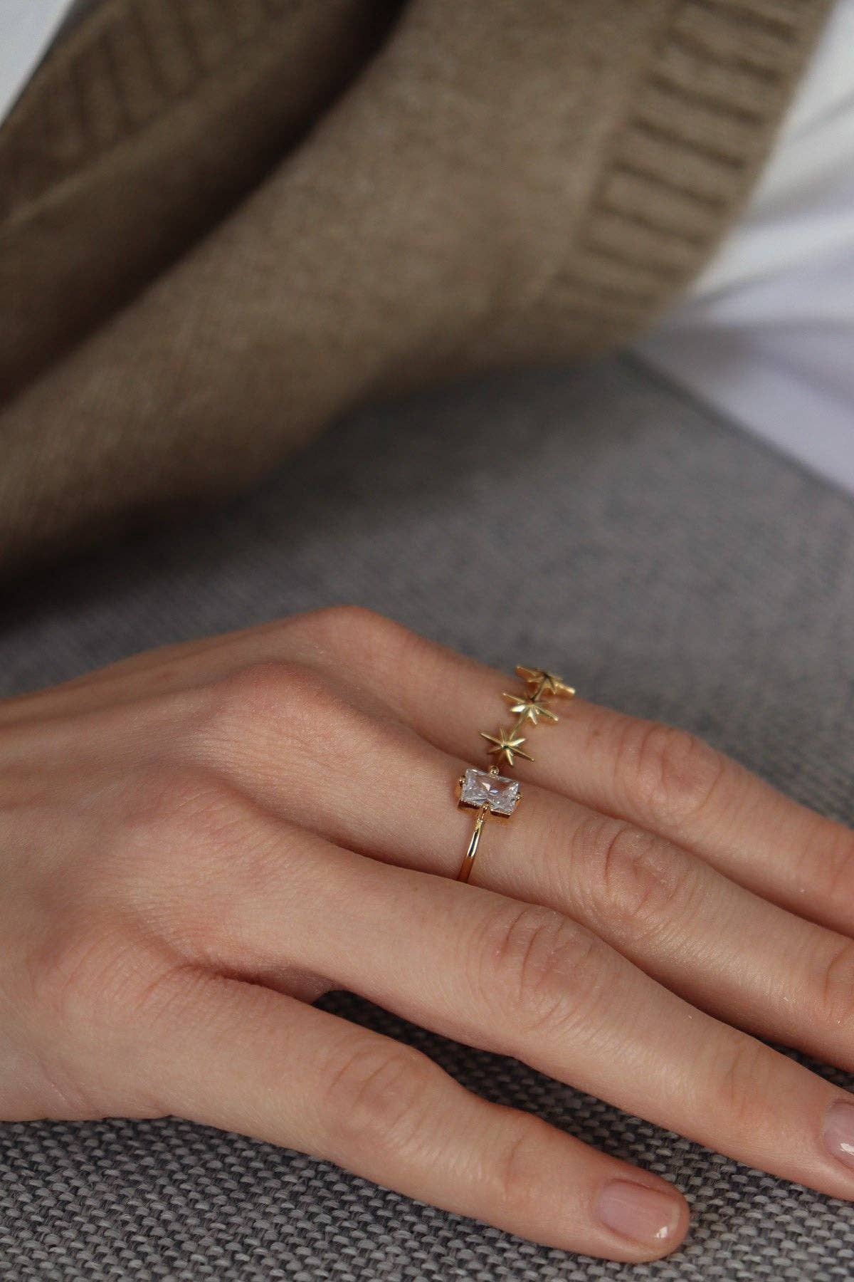 Waekura – Großhandel Einzelstein-/Solitär-Ring – Madeleine Ring mit farbigem Zirkon, 3 Mikron Vergoldung8