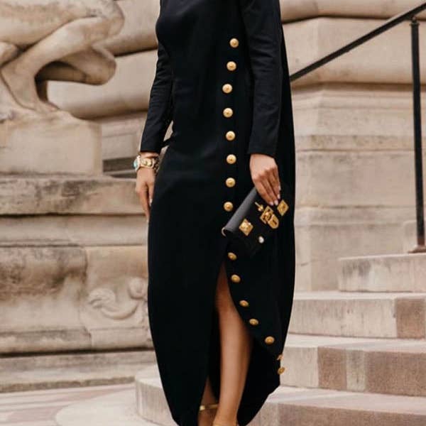 Asymmetrisches Maxikleid mit Stehkragen und seitlichem Schlitz für den Großhandel von Plush Looks