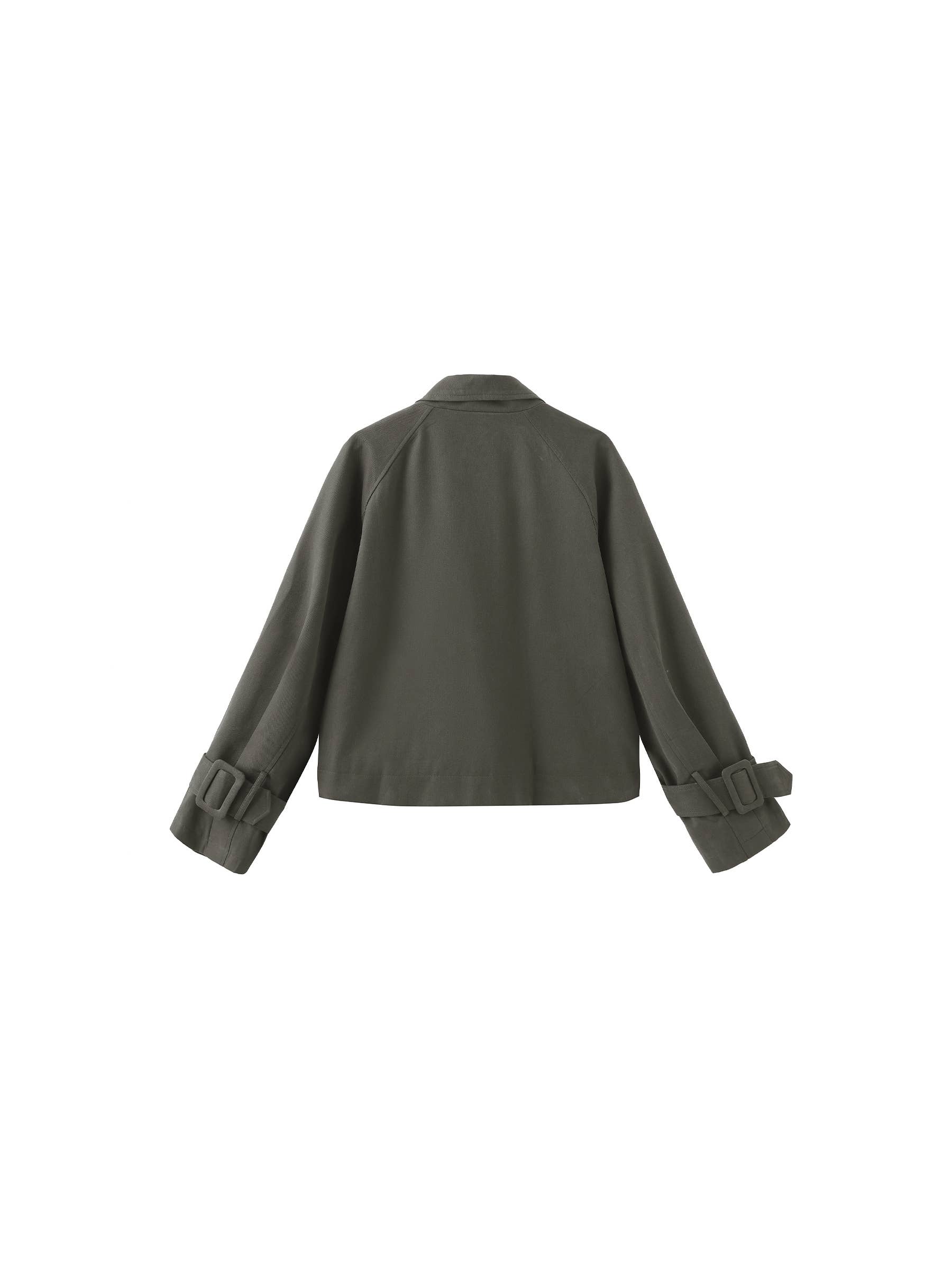 CUBIC – Großhandel Trenchcoat – Damen – Kurz geschnittener Trenchcoat mit Überlagerung vorne15