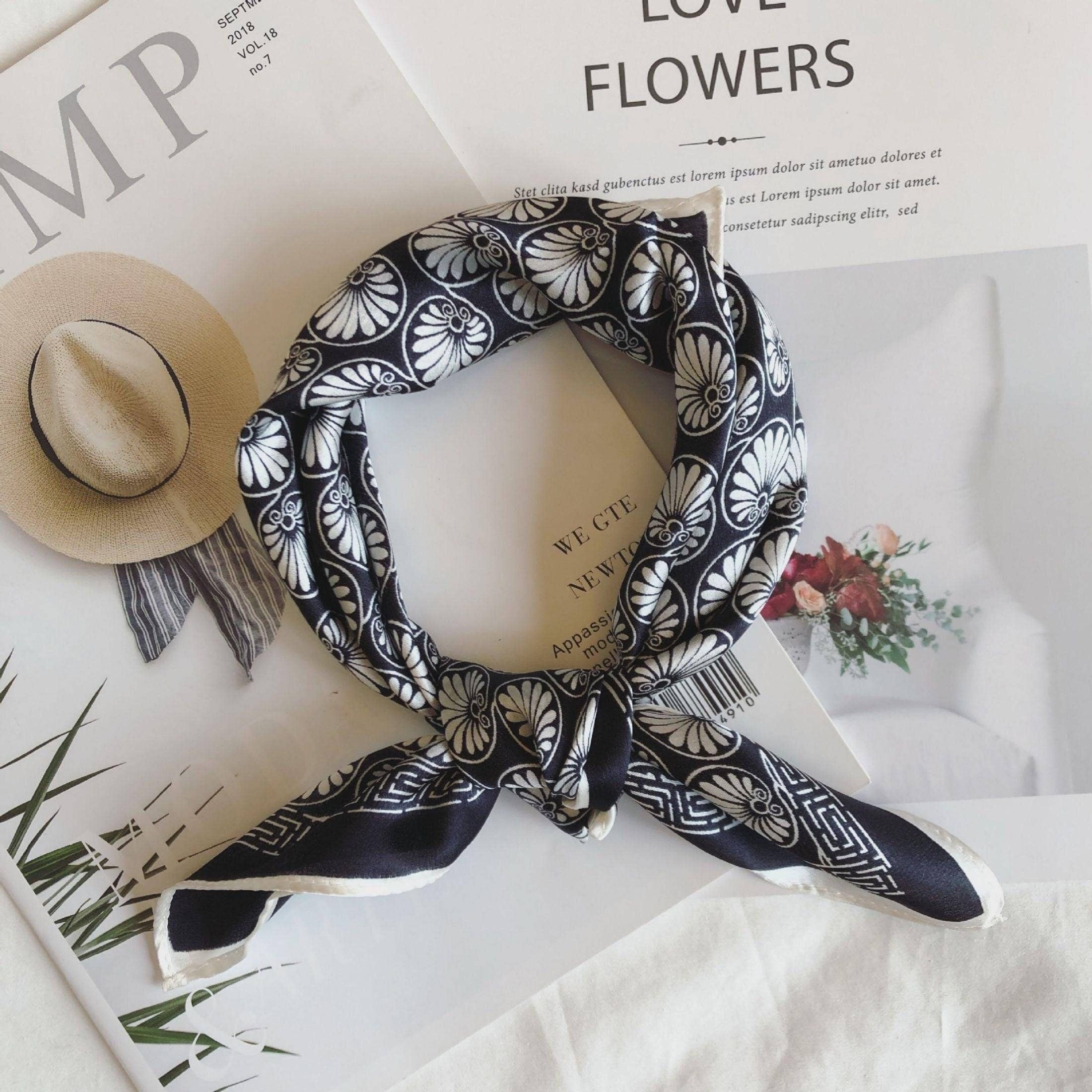 SueSilkHK – wholesale Halsduk - Dam – Navy blå bohemisk silkesscarf i 100 % mullbärssilke med blommönster – hår-, hals- och bandanasjäl, accessoar till väska, present till henne10