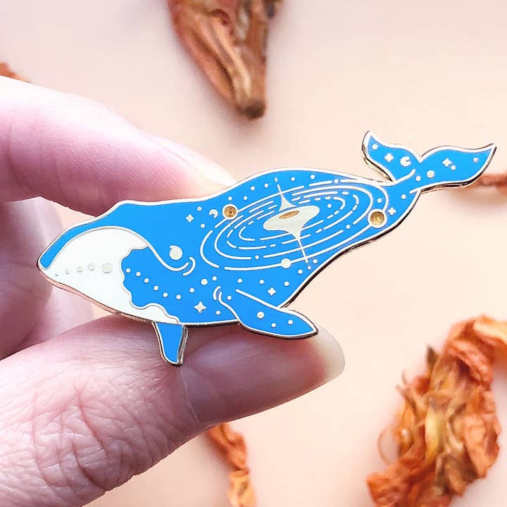 Alum and Ink - Vente Épinglettes/boutons - Épinglette Quasar en forme de baleine boréale (World Eater)3