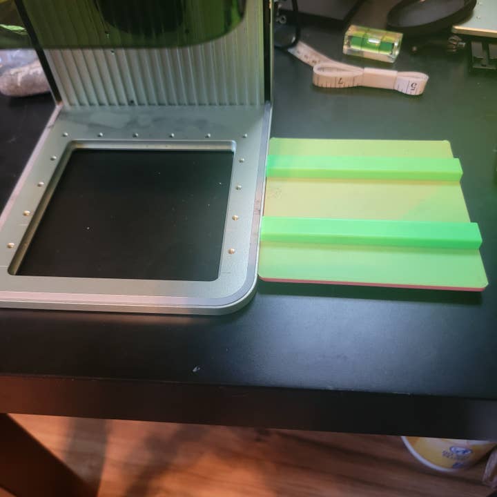 xTool F1 bælte jig til perfekt centreret gravering for engroshandel hos Crafted Nexus Creations