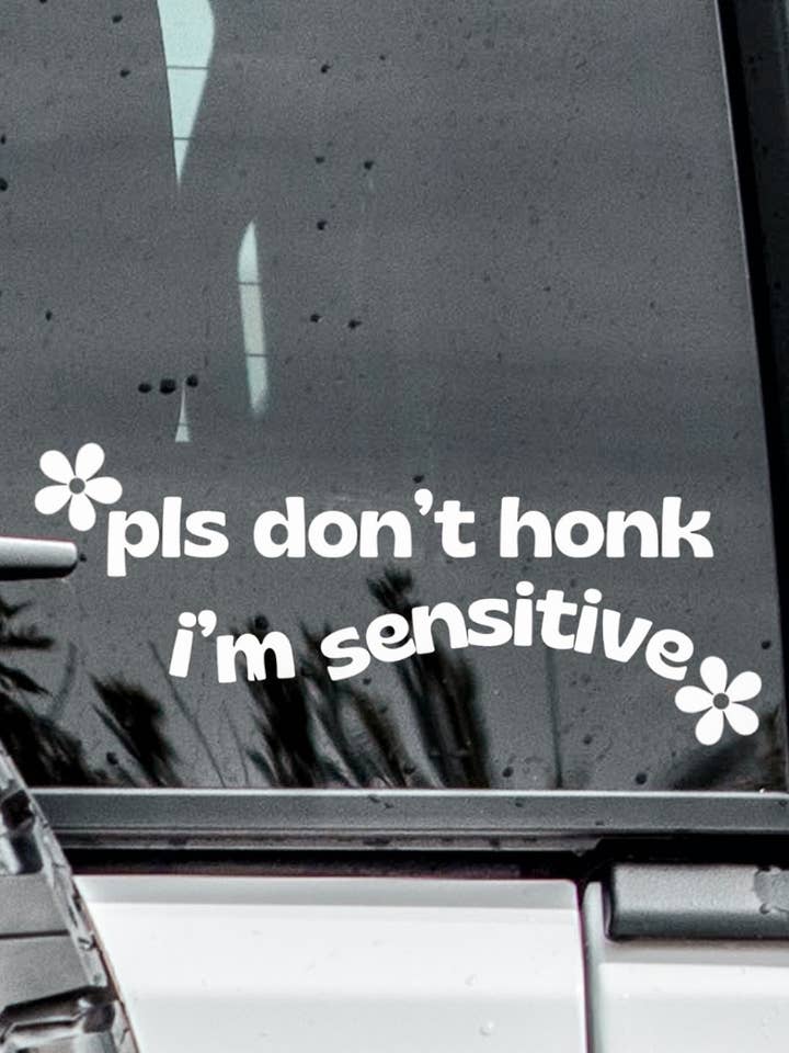 Autocollant en vinyle pour voiture Please Don't Honk, I'm Sensitive pour la vente par Pacific North Tess