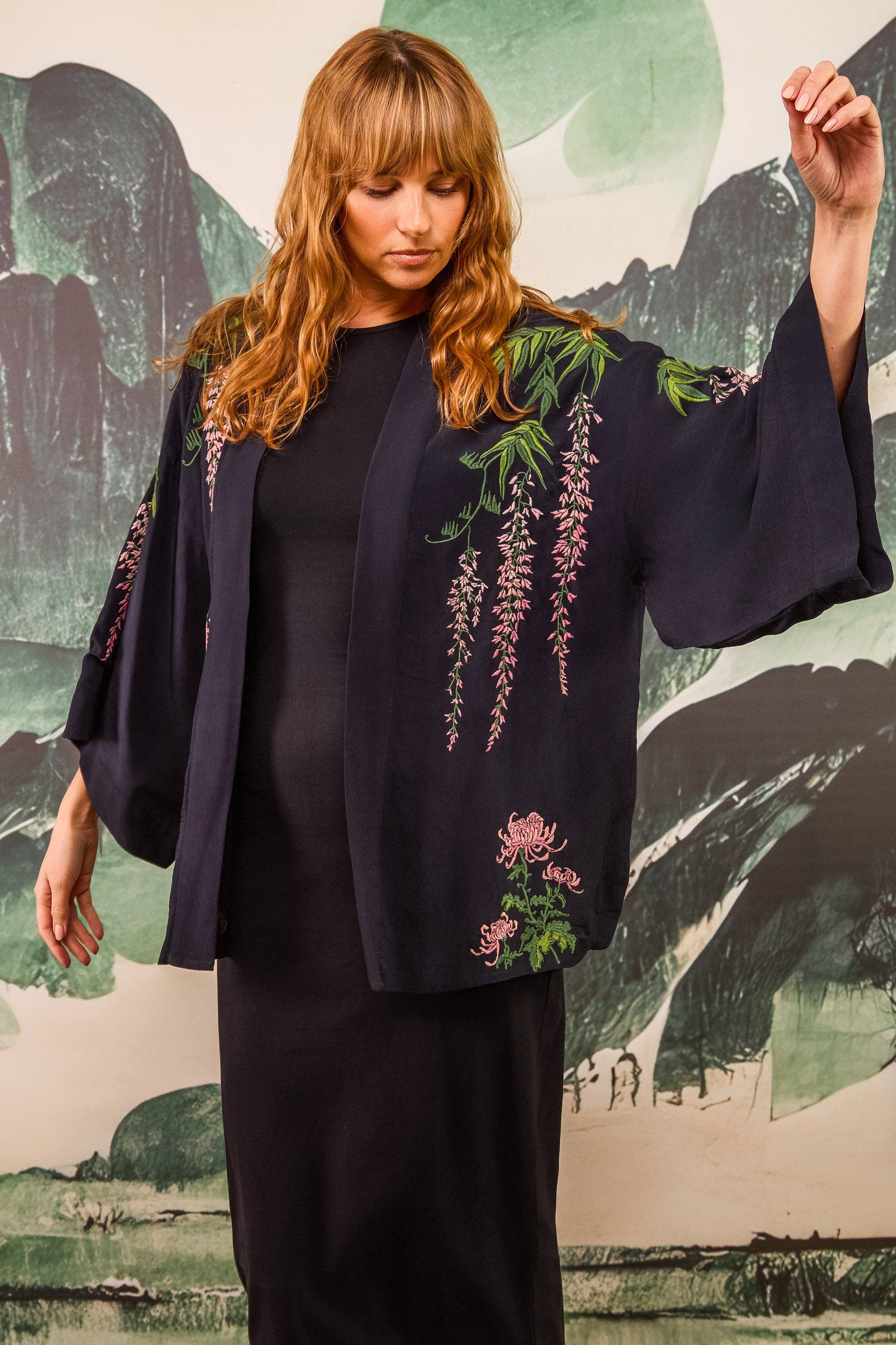 Artemis Muse - Vente Kimono – femme - Kimono court noir doublé avec broderies glycine et chrysanthème en rose et vert3