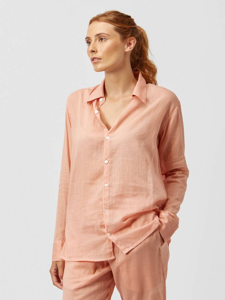 UNVERZICHTBARES HEMD IN PFIRSICH für den Großhandel von C.R.T.D