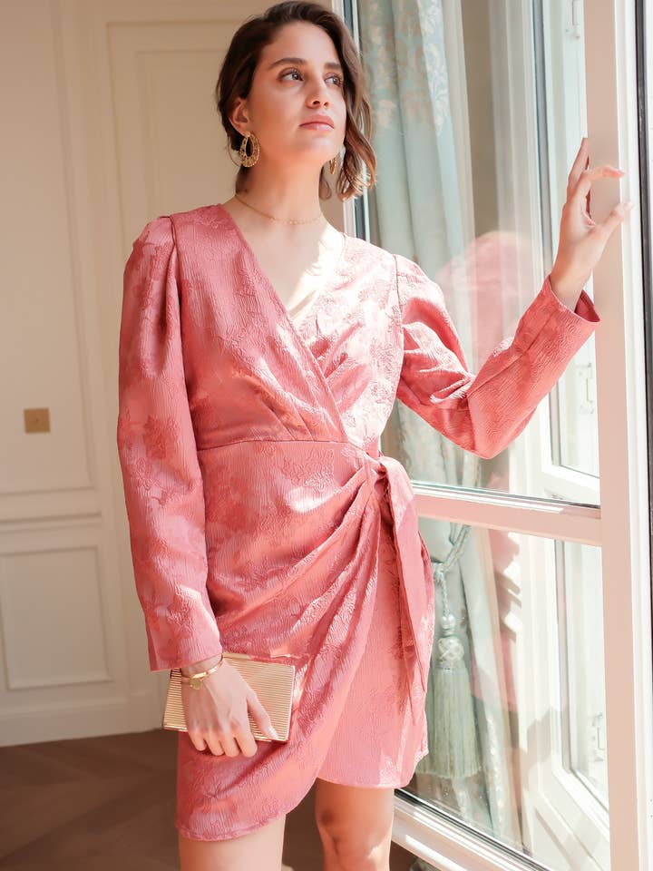 Robe courte portefeuille en jacquard pour la vente par LOVIE & CO