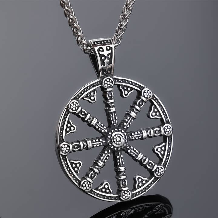 Collier avec pendentif en forme de boussole de style viking pour la vente par Gemcohub