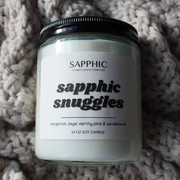 Sapphic Snuggles sojavaxljus i återvunnen glasburk för wholesale av Sapphic Flames