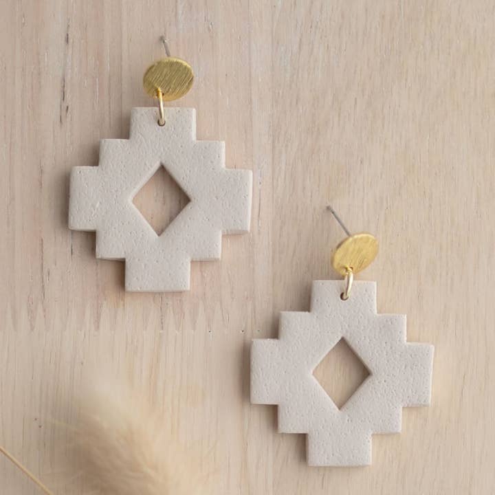 Oorbel in klei | ivoor SW | Southwest Collection voor wholesale door Hazel n Blue